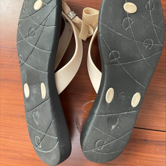 GUESS Women's Slippers, Size 8-8.5 - WORN ONLY ONCE - Picture 4 of 7